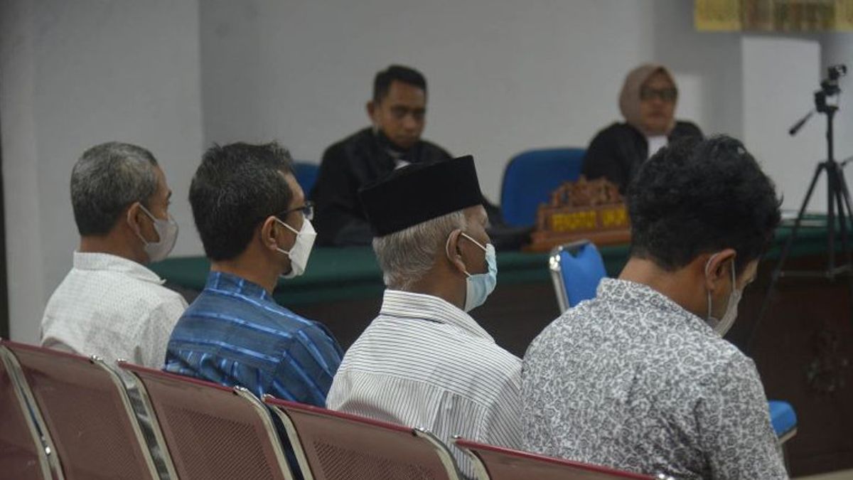 4 متهمين بالفساد في شراء الماشية بقيمة 3.4 مليار روبية إندونيسية حكم عليهم بإطلاق سراحهم في محكمة آتشيه الخاصة