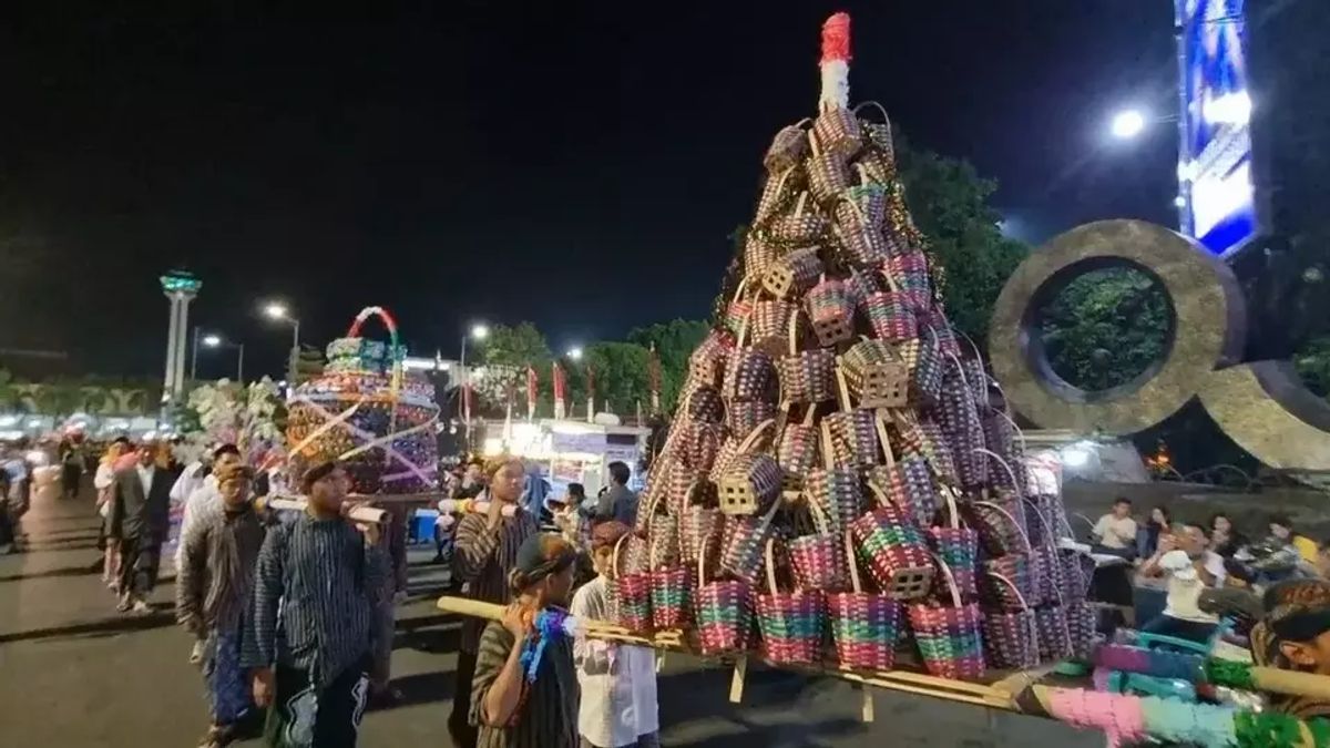 Commemorating The Prophet's Birthday, The Kudus Community Holds A Carnival Of 1,000 Knocking Machetes