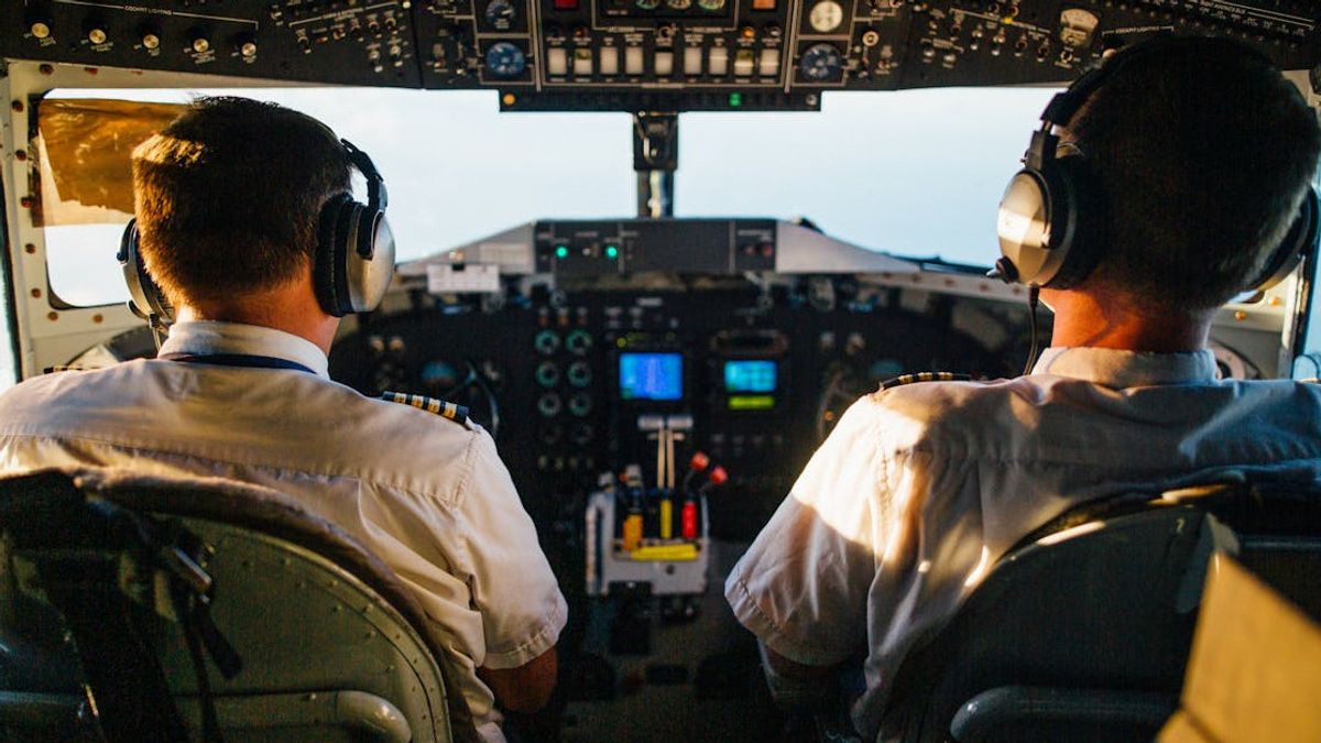 The Reason Mobile Phones Must Be In Airplane Mode During Flights, This Is What The Pilot Said