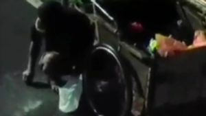 Viral Bapak Penarik Gerobak di Makassar Sengaja Buang Beras Lalu Dipungut Lagi di Jalanan Agar Orang Iba
