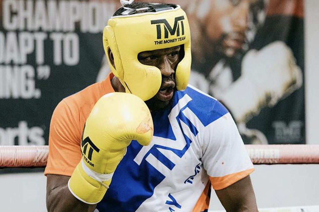 フロイド・メイウェザーがリングに復帰準備中、対戦相手の日本のMMAスター、朝倉みくる