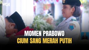 Presiden Prabowo Cium Bendera Merah Putih Sebelum Dikibarkan pada Upacara HUT ke-80 RI