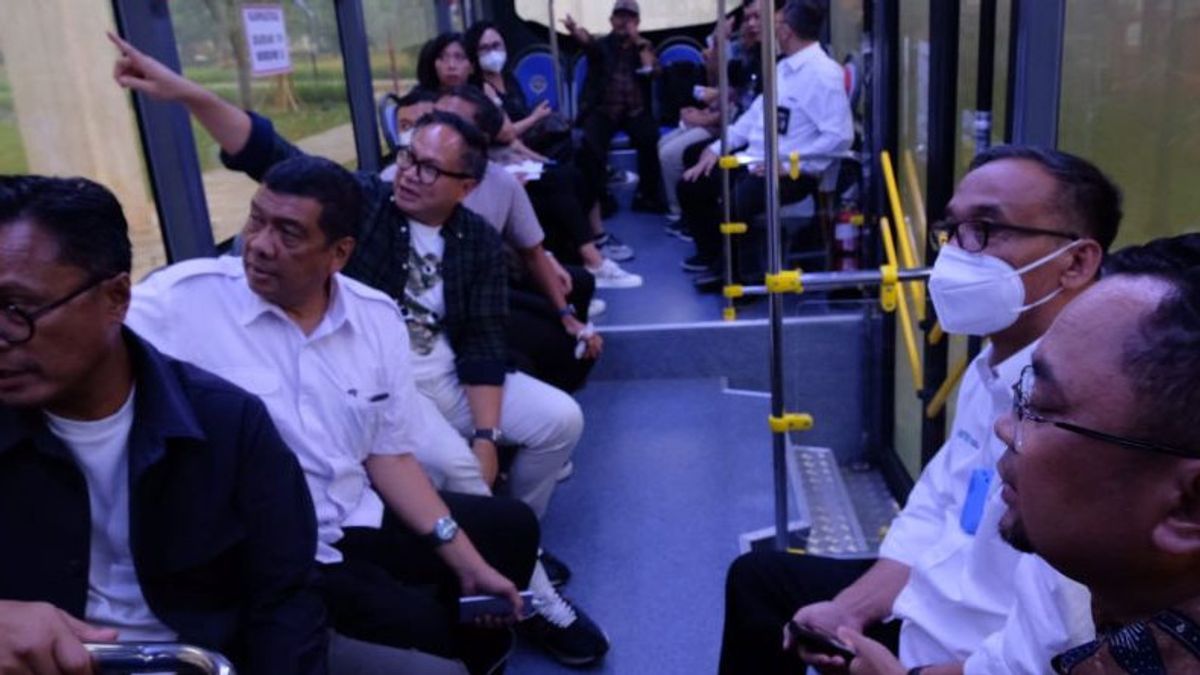 5 Bus Listrik INKA Uji Coba Transportasi Wisata di TMII