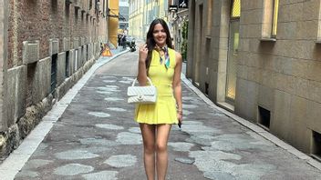 8 صورة لملابس محلية نيا رمضاني خلال عطلة في إيطاليا ، ارتداء حقيبة تحمل علامة تجارية منزليا