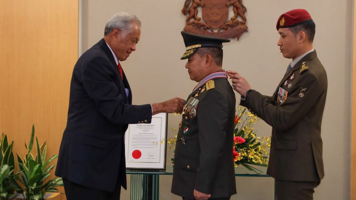 TNI General Dudung Abdurachman Awarded Singapore's Honorary Military Medal On Bilateral Defense Relations Contribution