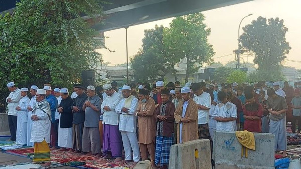 Korban Kebakaran Pasar Gembrong Salat di Id di Kolong Tol Becakayu