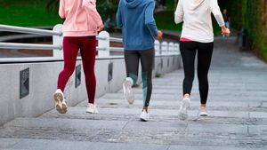 Perbandingan 12-3-30 vs Jalan 10 Ribu Langkah, Mana Lebih Sehat?