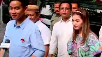 Portrait Of Selvi Ananda Wearing Blue Batik While Accompanying Gibran To Prabowo's Residence