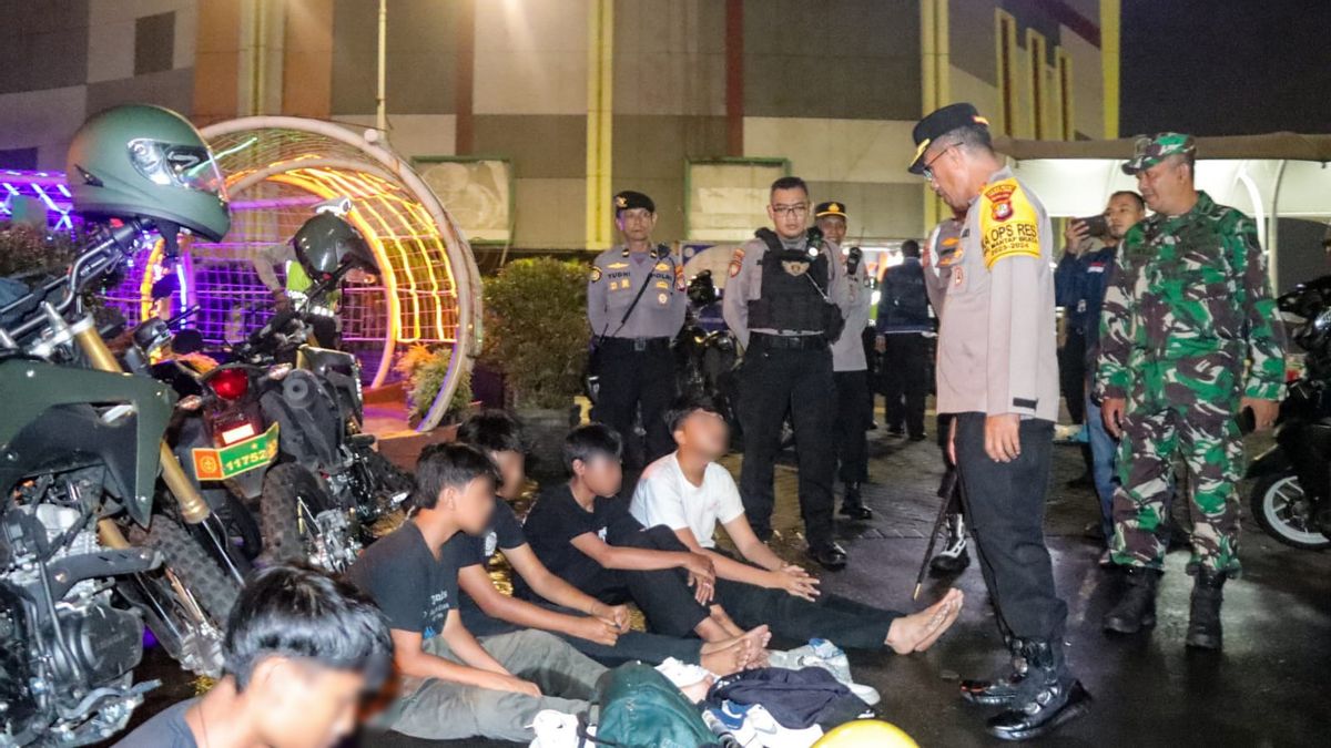 ألقت الشرطة القبض على سبعة مراهقين من هنداك توران أثناء كيبارانغ علم عصابة