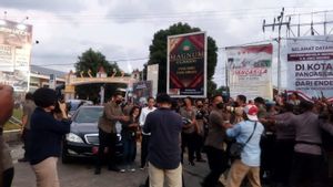 Disambut di Ende NTT, Jokowi Sampai Turun Mobil 2 Kali Swafoto Bareng Warga