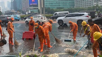 The HI Roundabout Was Flooded, Allegedly Due To The Wacor PDAM Pipeline