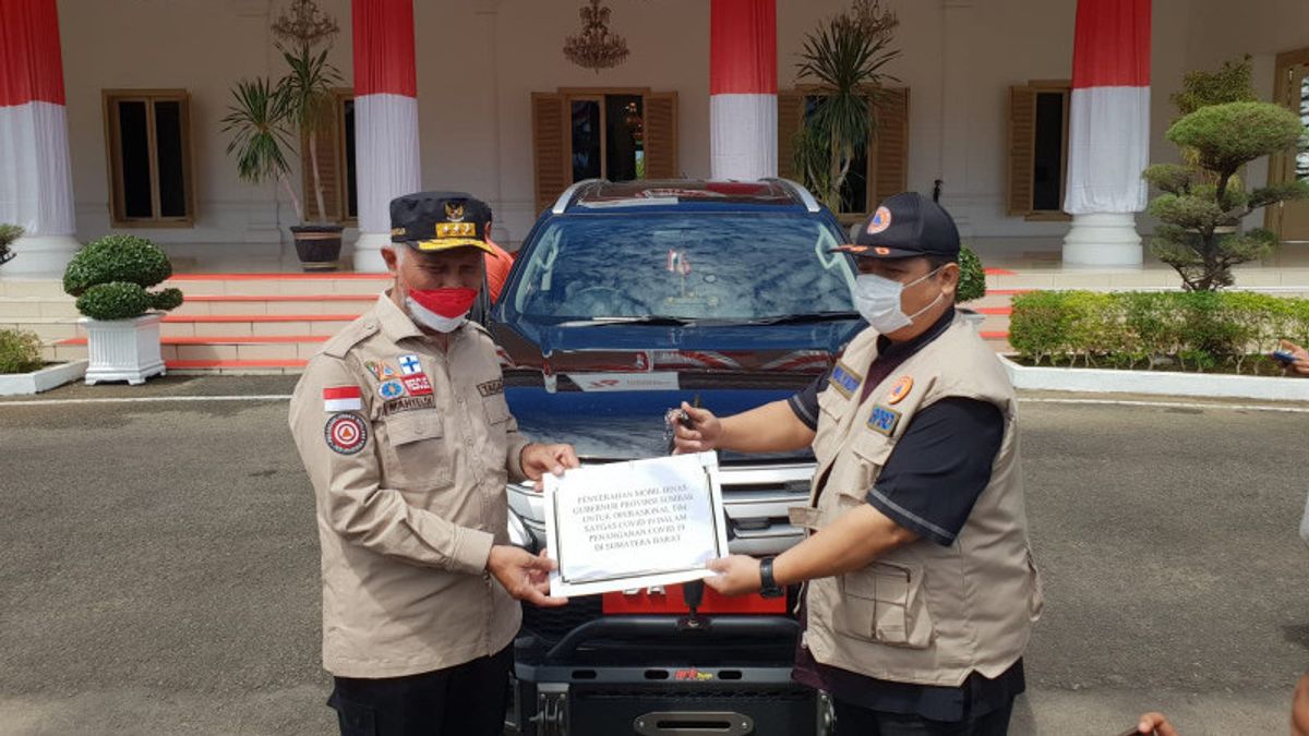 مزدحمة بالانتقادات، حاكم سومطرة الغربية ماهيلدي يسلم سيارة رسمية جديدة باجيرو سبورت لفرقة العمل COVID-19