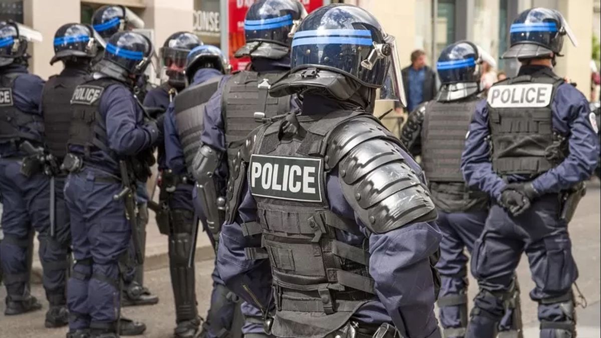 Riots In Immigrant Prisons In Greece, 2 Police Injured Bitten By Stone