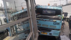 Truk Oleng Tabrak Halte Transjakarta di Jalan Enggano Tanjung Priok