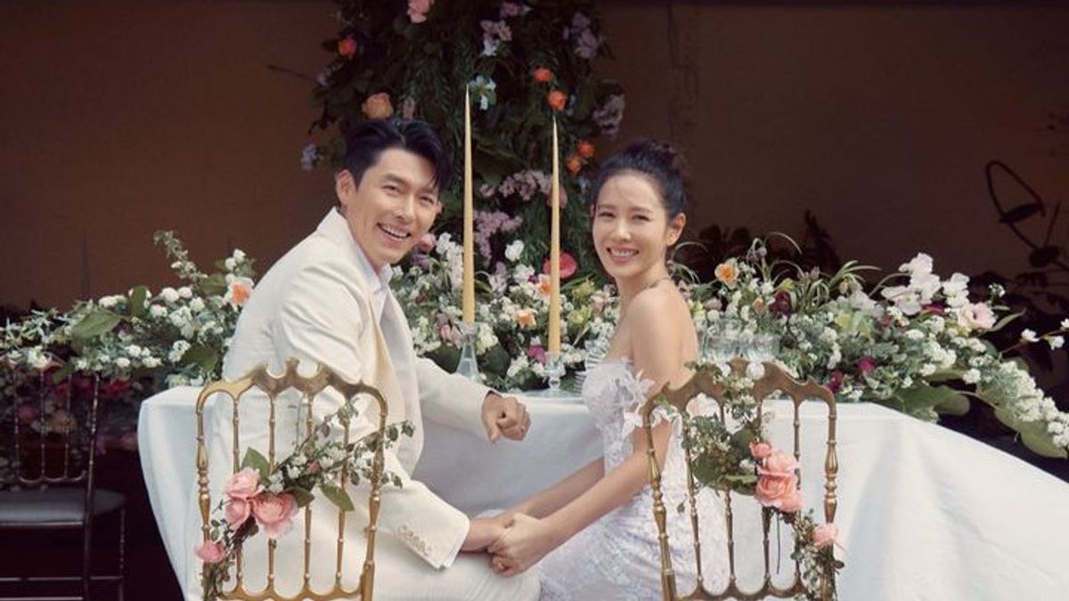 Son Ye Jin Genggam Tangan Hyun Bin Rayakan 1 Tahun Pernikahan