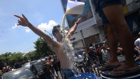 Les bains de lait de vache sont-elles une forme de protestation, à la suite d'inondations d'importation ou de mauvaises qualité locales?