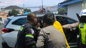 Ada Penumpang Bus Pingsan di Tol Cikampek, Satlantas Polres Karawang <i>Gercep</i> Evakuasi via Motor Patwal