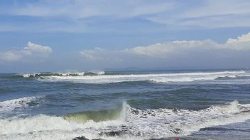 BMKG: Tinggi Gelombang Laut Selatan Jabar hingga DIY Capai 6 Meter