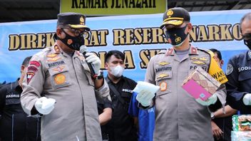 La Police Régionale Du Nord De Sumatra Décharge 16 Kg De Contrebande De Sabu, Dont Certains Enveloppés Comme Cadeaux Comme Cadeaux De Noël