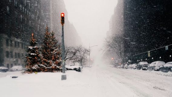 雪嵐が襲う中、米国は2,000便をキャンセル