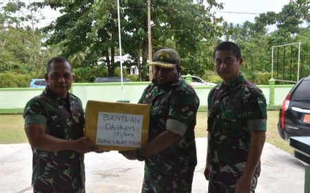 TNI Berikan Bantuan Anak Pedalaman Pulau Buru Maluku Alat Tulis