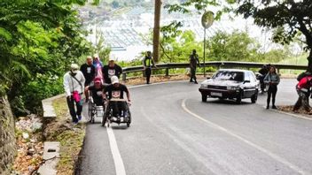 残疾人在独立精神中携带红白旗,在Tanjakan停留5公里以内骑轮椅
