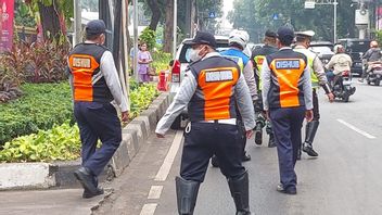 无论国家官员的财产如何，官员继续对不小心停在Jalan Kebon Sirih上的汽车采取行动