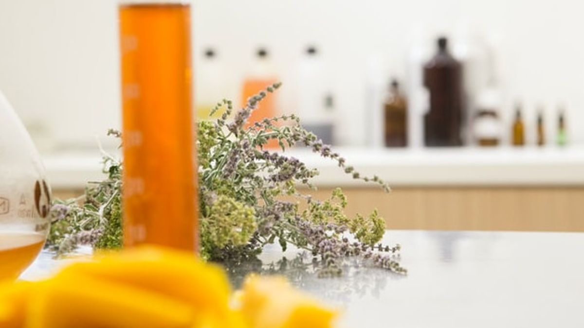 Perlu Memilih dengan Jeli, Ikuti 5 Tips Belanja Kosmetik Bahan Alami