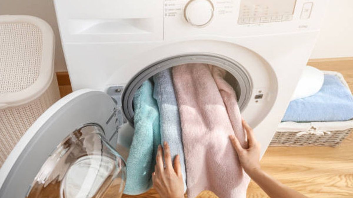 Jangan Campur Handuk dengan Pakaian saat Mencuci! Ini 3 Alasannya