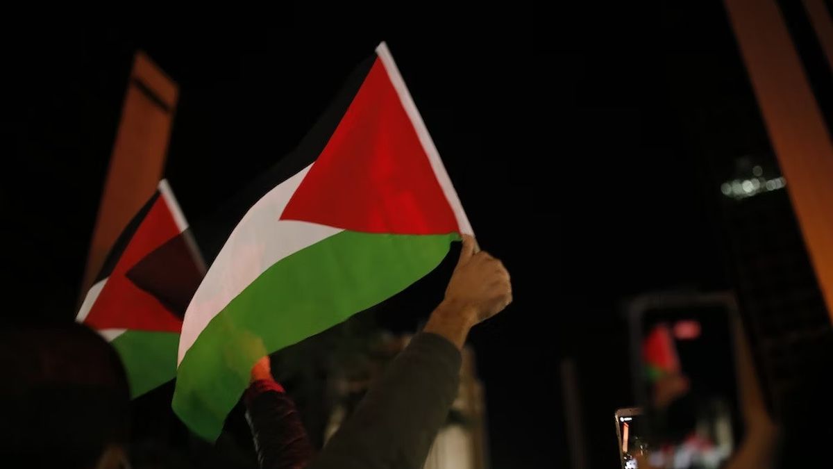 パレスチナを擁護し、ブリュッセルの住民がイスラエル大使館の前に集まる