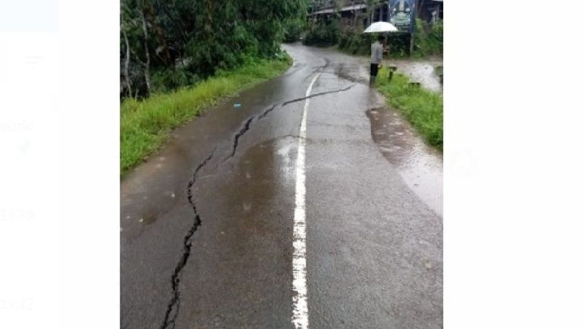 土地の移動は、ウィリス・トレンガレク間奏道路に損傷を引き起こします