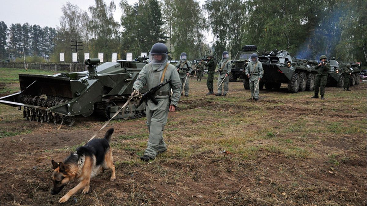 Rusia Turunkan Kendaraan Robot Pembersih Ranjau Uran-6 di Medan Perang Ukraina