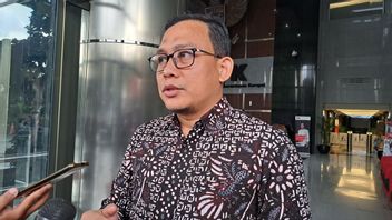 القبض على الهارب إيزيل أزهر ، الذي اعتقلته KPK ، يتلقى إشباعا يصل إلى 32.4 مليار روبية إندونيسية تتعلق بتطوير رصيف سابانغ