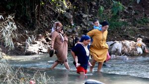 Sejak Ambruk Dihantam Banjir Bandang Jembatan Sungai Cigadung Belum Direnovasi, Warga Sukabumi Resah 
