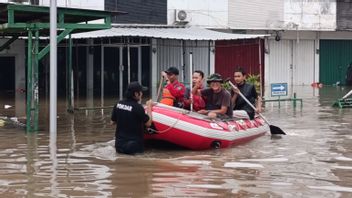 避難中に転覆したボート、テベト漂流の7歳の少年が洪水の流れに流されました