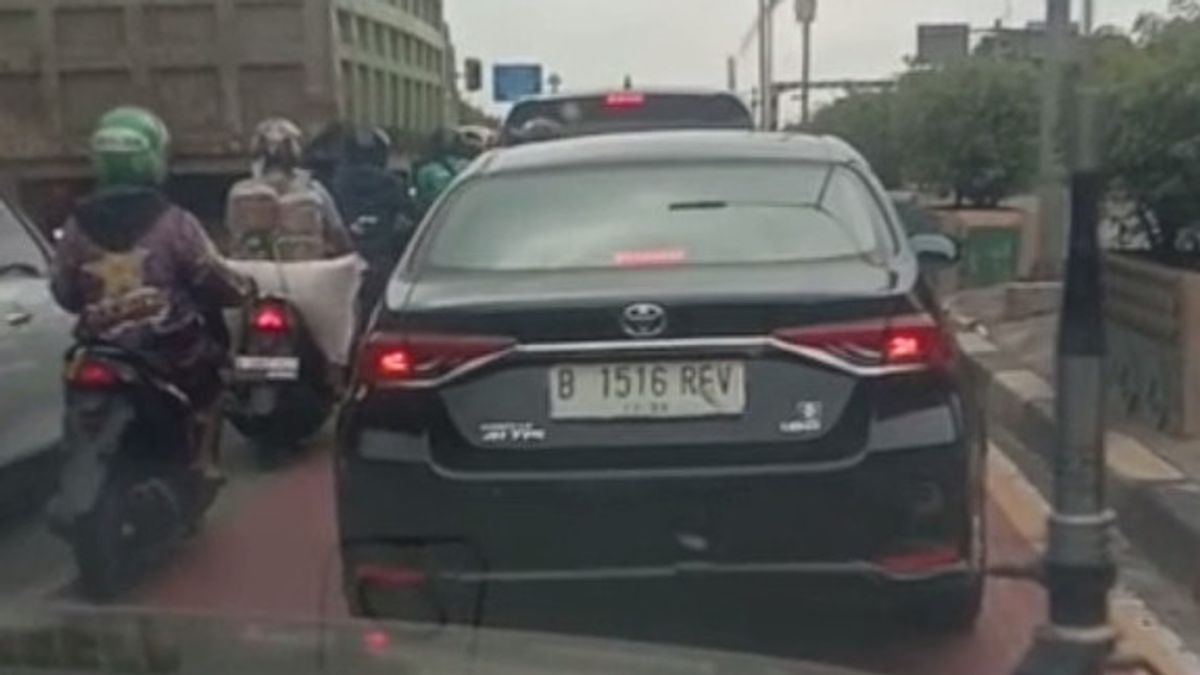 RF Code Car Still Roaming, Passing In Front Of Police But Not Acted