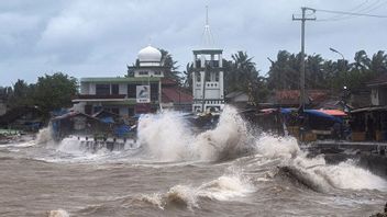 BMKG:9月29-30日にインドネシア海域で高波に注意