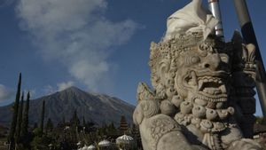 Bule Rusia di Bali Bikin Ulah Lagi, Berfoto Pose Lepas Celana di Puncak Gunung Agung