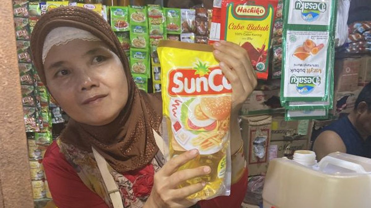 The Minister Of Trade Must Know Why Traders In The Palembang Market Sell Cooking Oil Above IDR 14,000/Liter