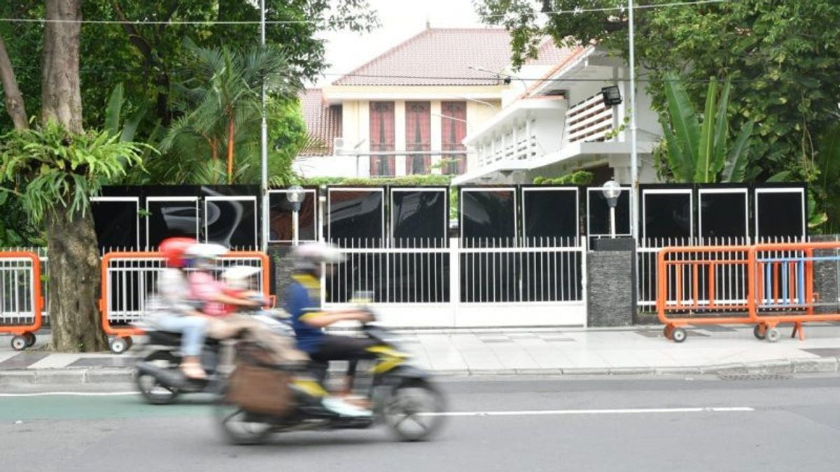 关闭的泗水市长官邸的栅栏成为人们关注的焦点