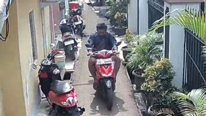 Lansia di Pulogadung Asyik Main Handphone Depan Rumah, Disambar Begal Spontan Teriak