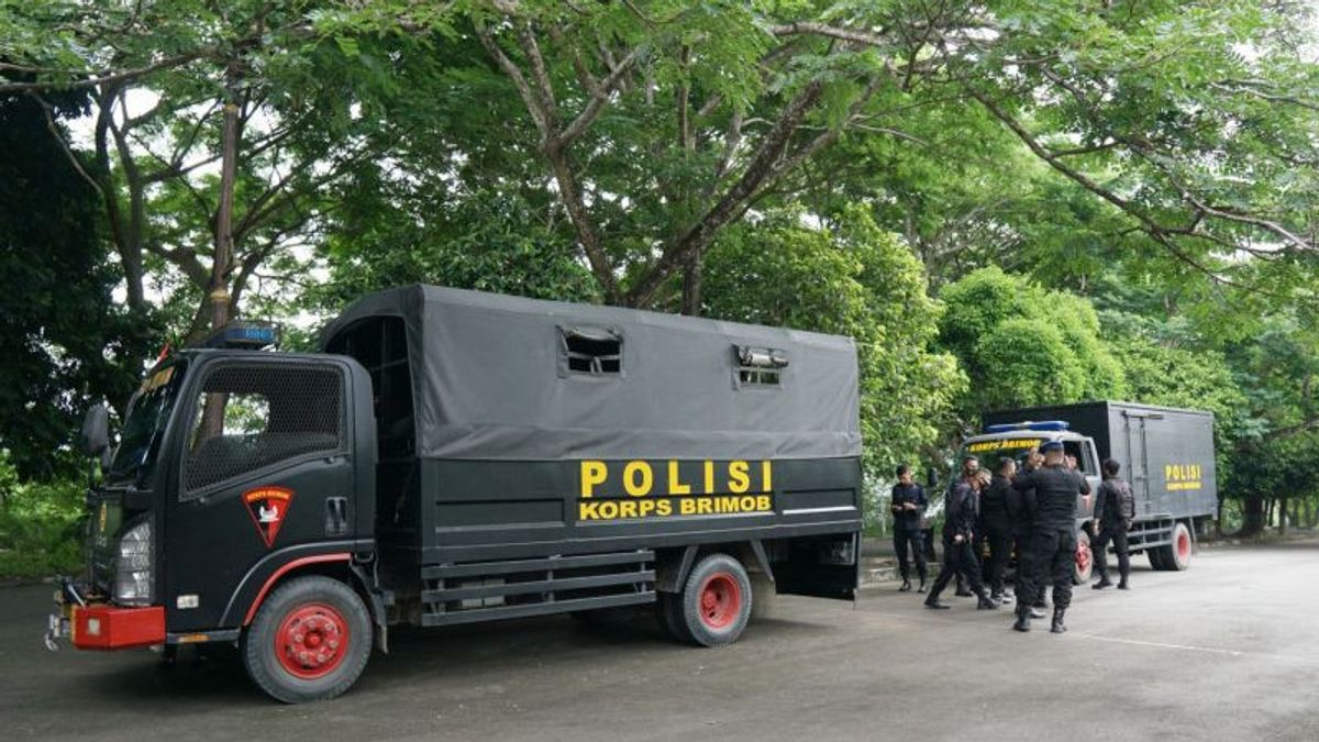 Officers Standby In Front Of The Gorontalo Governor's Office Regarding The SI BEM Demo