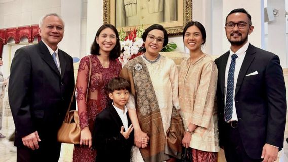 Kembali Jadi Menteri Keuangan, Sri Mulyani Hadiri Pelantikan dengan Baju Kurung