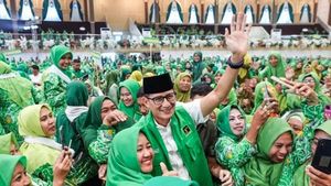 Sandiaga Uno rappelle un volontaire en soutien de Ridwan Kamil-Suswono 1 tour lors des élections de Jakarta