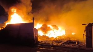 ベカシの廃棄物倉庫が燃え、12隻のダムカル艦隊が派遣された