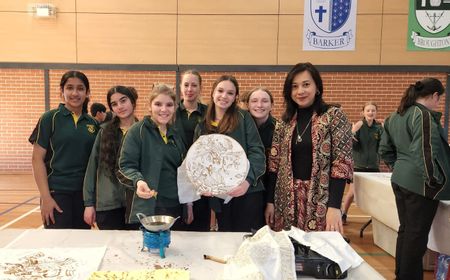 Kenalkan Bahasa Indonesia hingga Batik, KJRI Sydney Gelar 'Indonesia Goes to School' di Macarthur Anglican School