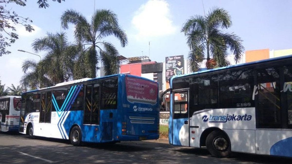 从今天开始，Transjakarta延长了以下四辆巴士的营业时间