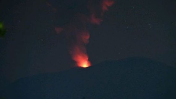 伊武噴火山、高さ700メートルのアブ火山柱