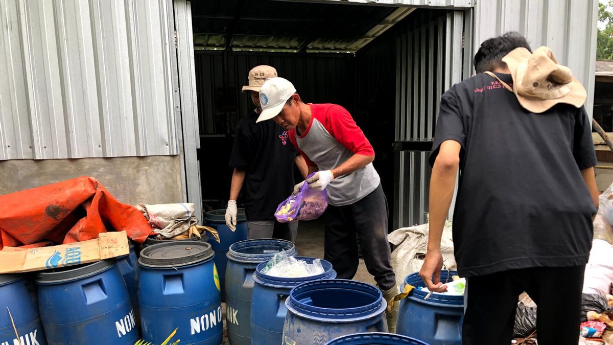 Mahasiswa KKN UAD Gerakan Program “Sapu Lidi” Bersama Warga Bantul, Atasi Keresahan Sampah