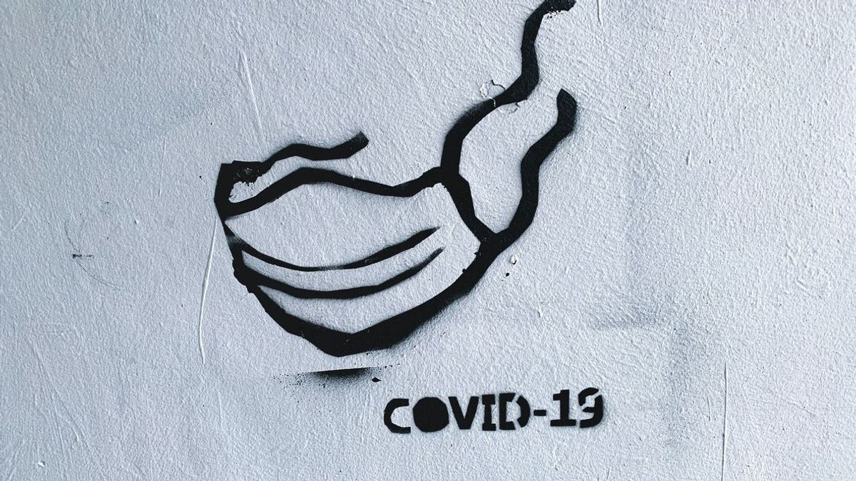 泗水COVID-19特别工作组在自我隔离的居民房屋上贴上标记贴纸